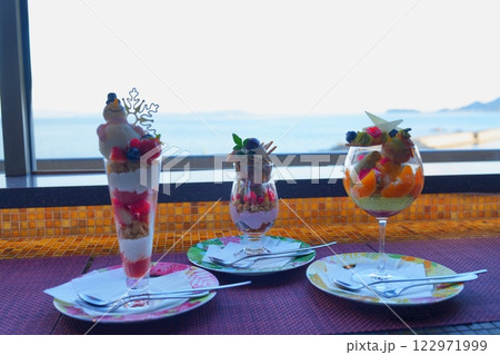 淡路島洲本温泉のホテルニューアワジのカフェで食べられる冬限定3種類のパフェ 122971999