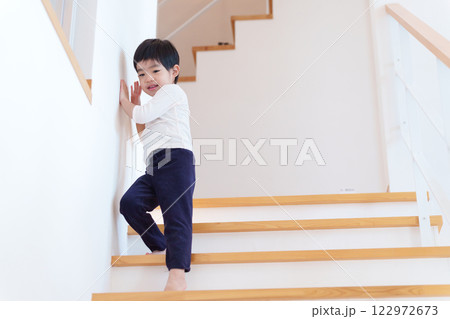 階段を降りる子供 122972673