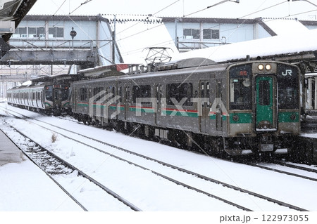 雪の中の701系 122973055
