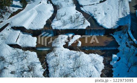 富山県東部を流れる小川の冬の様子 富山県東部を流れる小川の冬の様子 122973095