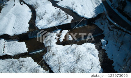 富山県東部を流れる小川の冬の様子 122973096