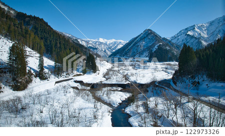 冬の富山県東部を流れる小川の上流にある朝日小川ダム周辺の空撮 冬の富山県東部を流れる小川の上流にある朝日小川ダム周辺の空撮 122973326