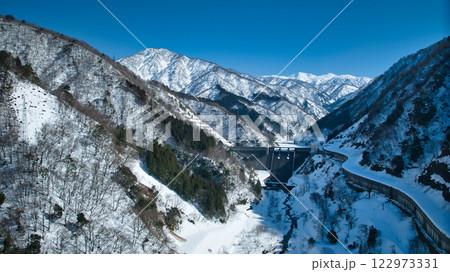 冬の富山県東部を流れる小川の上流にある朝日小川ダム周辺の空撮 冬の富山県東部を流れる小川の上流にある朝日小川ダム周辺の空撮 122973331