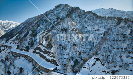 冬の富山県東部を流れる小川の上流にある朝日小川ダム周辺の空撮 122973333