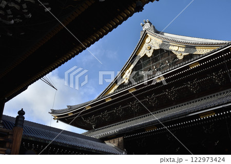 東本願寺　阿弥陀堂から見る御影堂【重文】 122973424