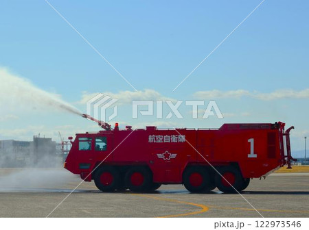 放水中の破壊機救難消防車  A-MB-2（後期型） 122973546