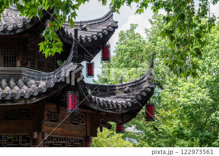 Traditional Chinese Architecture with Red Lanterns 122973561