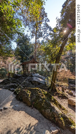 上賀茂神社境内の岩本神社 上賀茂神社境内の岩本神社 122973649