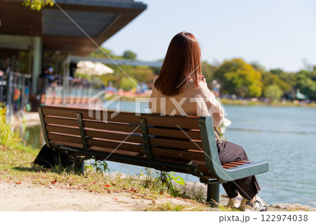 池を眺める女性 122974038