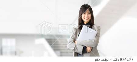 ノートパソコンを持つ笑顔の女性・ビジネスウーマン 122974177