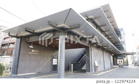 JR青梅線の東中神駅の駅舎、北口出入口 122974224
