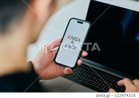 スマホを操作する20代の若い男性　新NISA&iDeCo 122974318