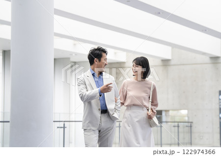 笑顔で会話をしながら歩く50代の夫婦　 122974366