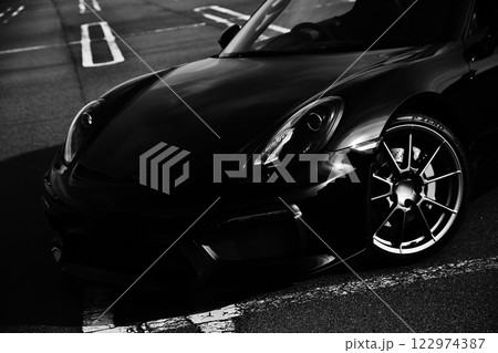 ツヤツヤの黒いスポーツカー ツヤツヤの黒いスポーツカー 122974387
