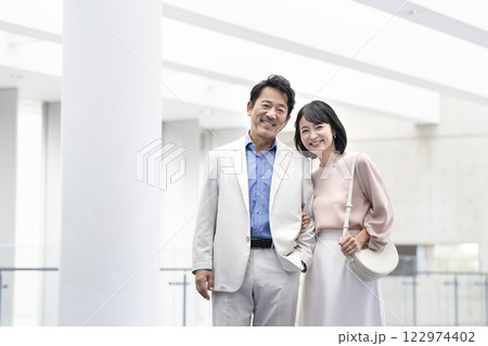 カメラ目線で笑顔の50代の夫婦 カメラ目線で笑顔の50代の夫婦 122974402