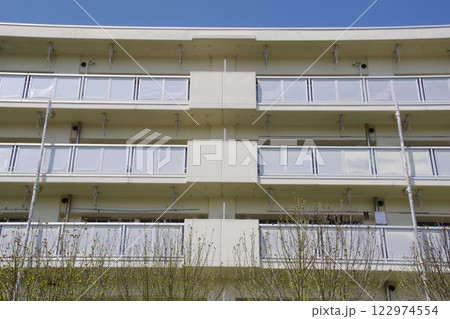 不動産イメージ　日当たりのいい団地のベランダ 122974554