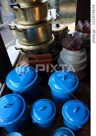 昔の雑貨店の陳列イメージ(釜、蒸し器、金属容器など) 昔の雑貨店の陳列イメージ(釜、蒸し器、金属容器など) 122974639
