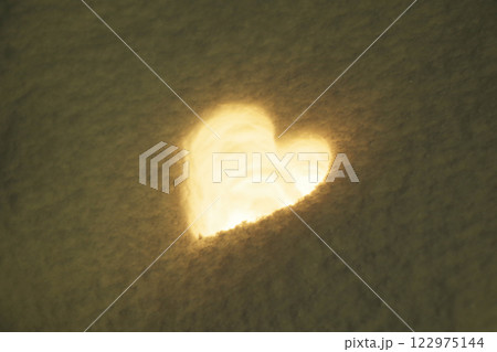 雪の中のハート 122975144