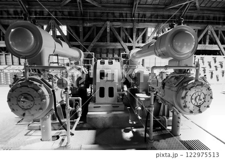 削岩機などの機械類の動力源となる… 空気圧縮機 122975513