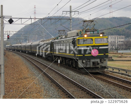 トワイライトエクスプレス島本駅通過中 122975626