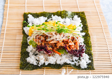 プルコギで海苔巻き作り 122975940