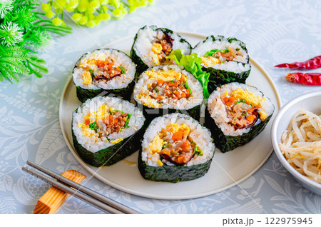 韓国風プルコギの海苔巻き 122975945