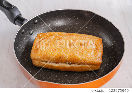フライパンで焼く栃尾揚げの納豆包み 122975949