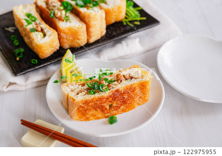 栃尾揚げの納豆包み焼き 122975955