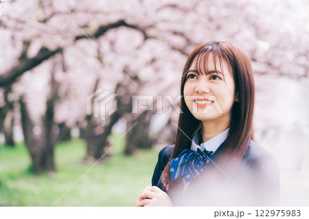 桜を眺める女子高生 122975983