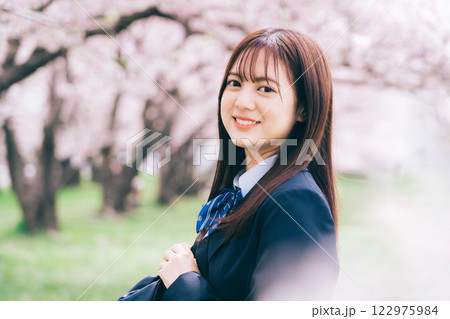 桜を眺める女子高生 桜を眺める女子高生 122975984