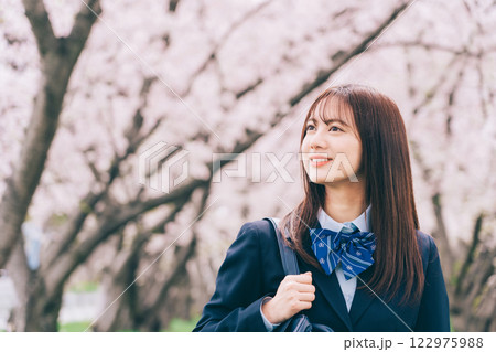 桜を眺める女子高生 122975988