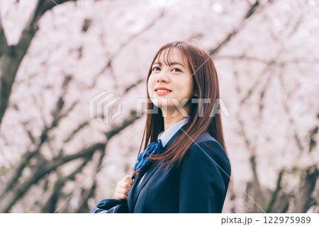 桜を眺める女子高生 桜を眺める女子高生 122975989