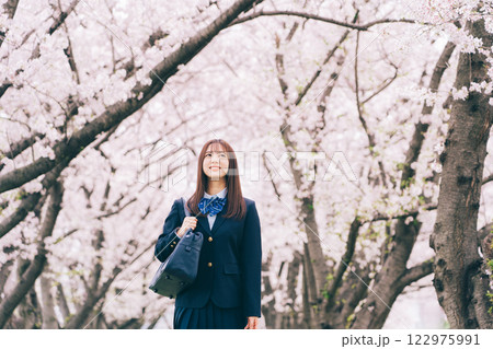 桜を眺める女子高生 122975991