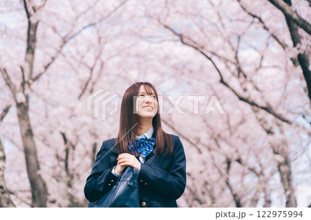 桜を眺める女子高生 122975994