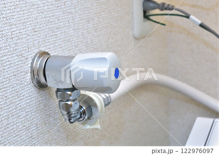 洗濯機用の水道蛇口 122976097