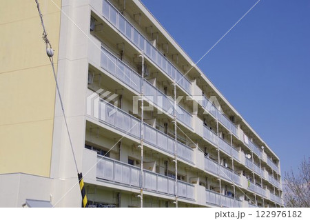 不動産イメージ 晴れた日の古い集合住宅 不動産イメージ 晴れた日の古い集合住宅 122976182