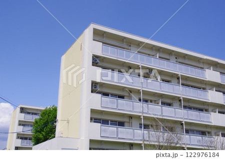 不動産イメージ　古い集合住宅　空バック 122976184
