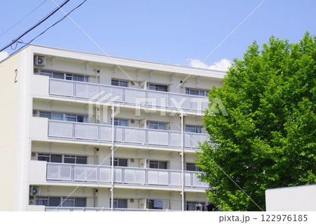 ビジネスイメージ 晴れた日の日当りのいい団地 ビジネスイメージ 晴れた日の日当りのいい団地 122976185