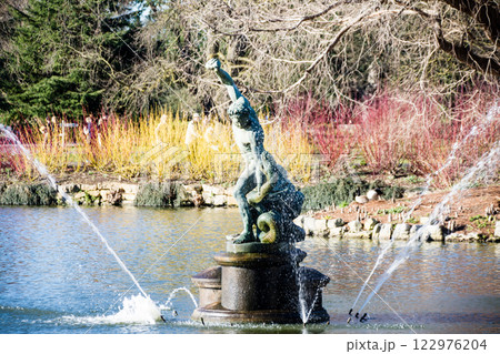 噴水に囲まれたギリシャ神話のような男と大蛇の石造　ロンドン郊外のキューガーデンにて 122976204