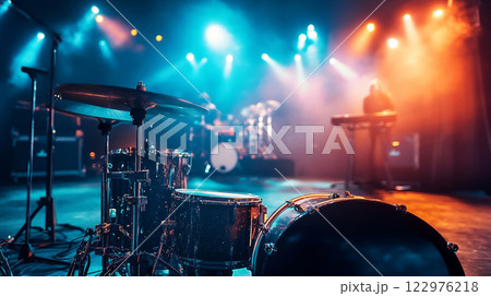 ステージライトに照らされたライブハウス	 122976218