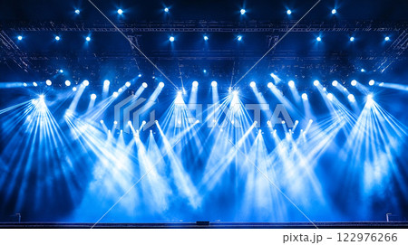スポットライトが輝くステージの背景 スポットライトが輝くステージの背景 122976266