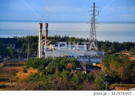 離島内に電力を供給する… 内燃力発電方式の火力発電所 122976465