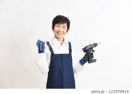 DIYをする若いエプロン姿の若い女性 DIYをする若いエプロン姿の若い女性 122976914