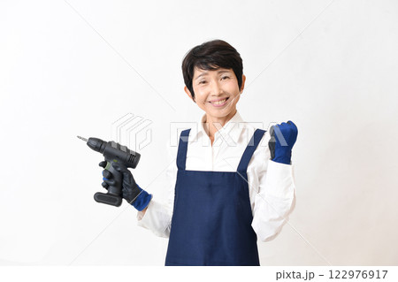 DIYをする若いエプロン姿の若い女性 122976917