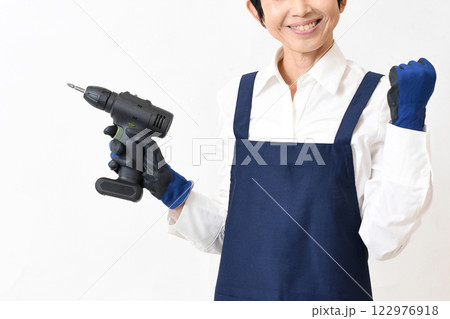 DIYをする若いエプロン姿の若い女性 DIYをする若いエプロン姿の若い女性 122976918