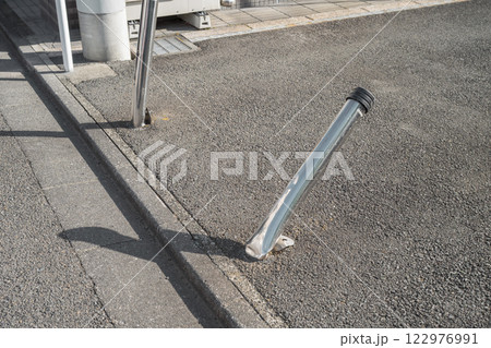 壊されたボラード(車止め) 壊されたボラード(車止め) 122976991