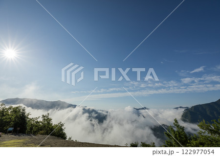 雲海に浮かぶ山々 122977054