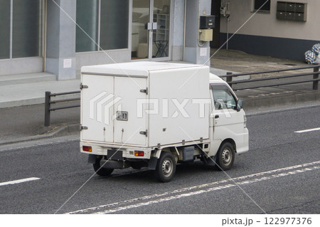 宅配軽トラック 道路走行中 宅配軽トラック 道路走行中 122977376