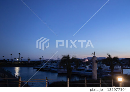 マリーナの夕暮れ 122977504