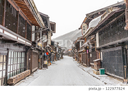 奈良井宿　冬の雪降る宿場町 122977824